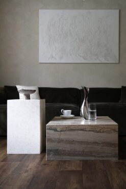 Sofabord i travertin til din stue ved siden af Silo 50-sokkel i Botticino-marmor