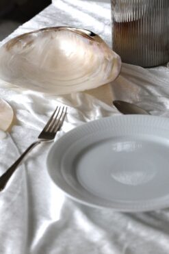 Perlemorsfarvet skål til bordservice