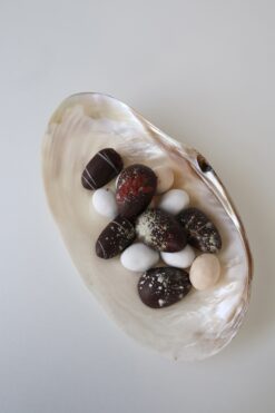 Perlemorsfarvet skål til bordservice